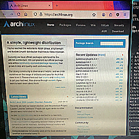 hyprland running firefox opened to the archlinux website